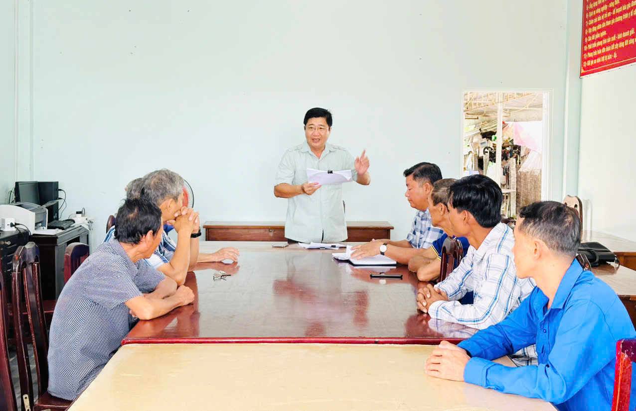 Ông Võ Thanh Xuân - Phó Bí thư Thường trực Đảng uỷ, Chủ tịch HĐND xã Vĩnh Bình, Phó Trưởng ban Chỉ đạo bầu cử xã kiểm tra công tác bầu tại ấp Bình Minh